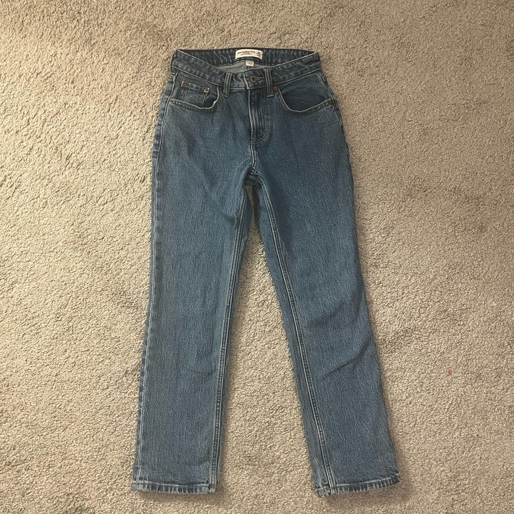 Abercrombie & Fitch Curve Love Mid Rise 90s Straight Extra Short Medium Wash
